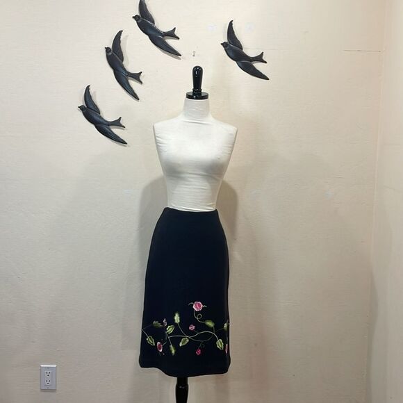 Tocca Black A-line Boucle Wool Blend Floral Embroidered Knee Length Skirt - 6 - Picture 12 of 12